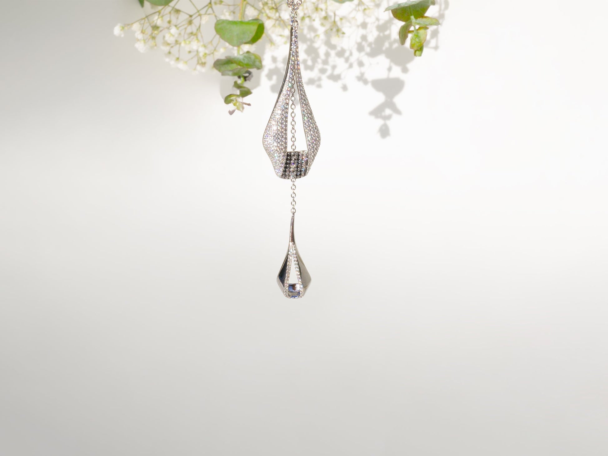 Damenkette mit imposantem Anhänger  in Sterlingsilber (925) voll mit Zirkon facettiert